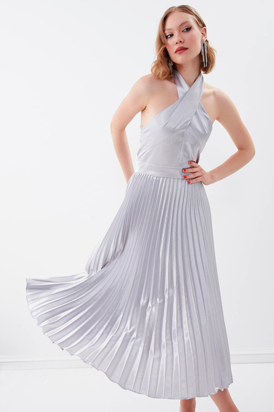 Vitrin Sırt Dekolteli Boyundan Bağlamalı Piliseli Elbise