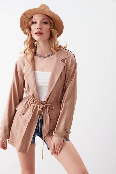 Vitrin Jacke mit zwei Taschen und gerafftem Kragen an der Taille