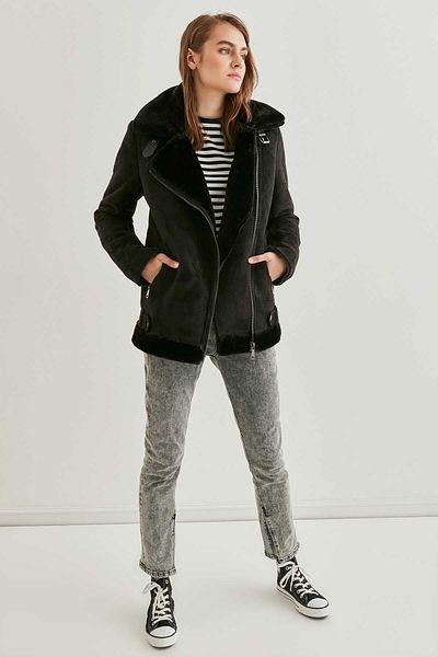 Vitrin Lange Bikerjacke aus schwarzem Wildleder mit Kunstfelldetails