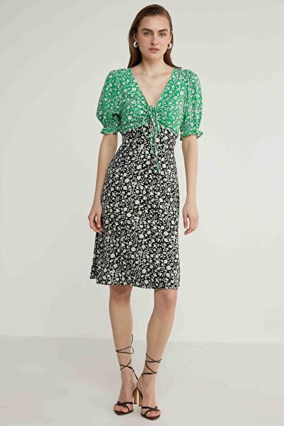 Vitrin Šaty s chrumkavým kvetinovým vzorom s výstrihom do V a ozdobou