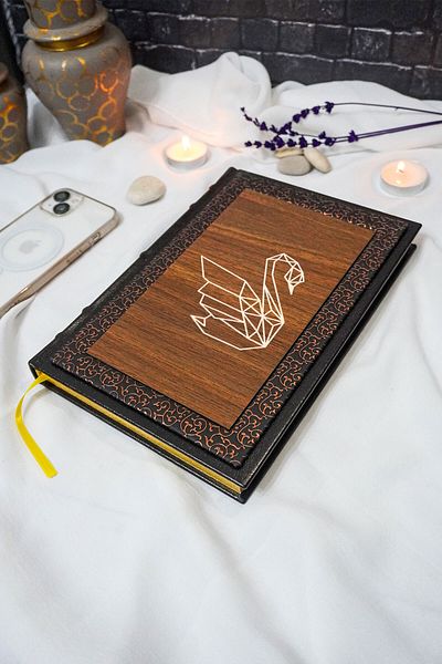 markcat Caiet din piele termică și lemn Caiet cadou cu dungi cu figura de lebădă - 17x24 cm, 320 pagini