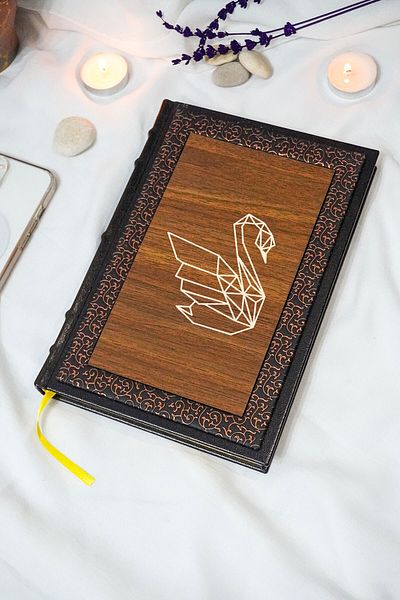 markcat Caiet din piele termică și lemn Caiet cadou cu dungi cu figura de lebădă - 17x24 cm, 320 pagini