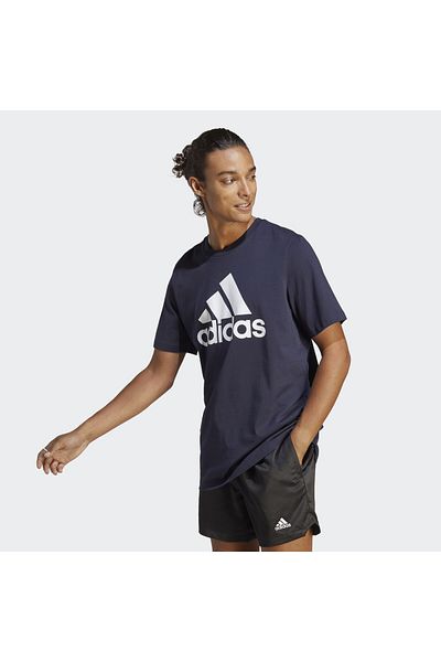adidas تي شيرت أساسي بشعار كبير من الجيرسيه