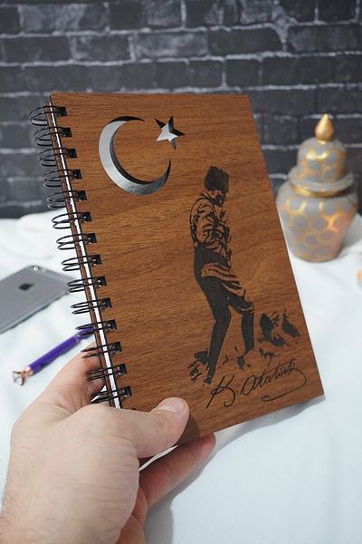 markcat Caiet cu carouri tematice Kemal Atatürk cu copertă din lemn - Agenda și caiet școlar (A5 - 120 coli)