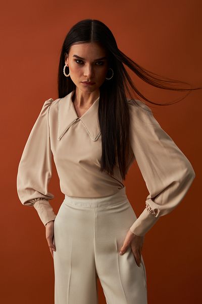 Sateen Μπλούζα με γιακά σε μπεζ χρώμα