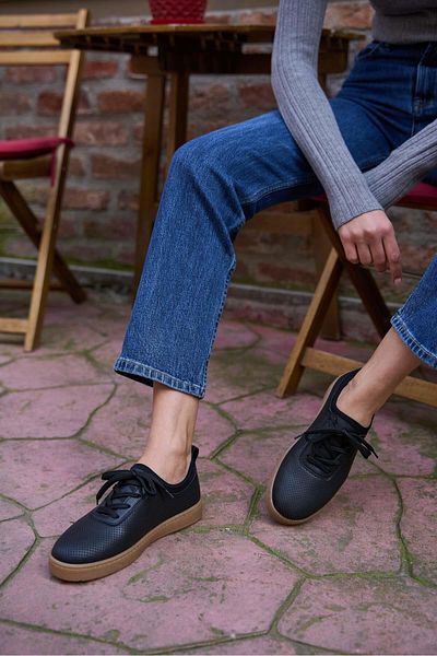 Madamra Schwarze, strukturierte Mesh-Sportschuhe für Damen