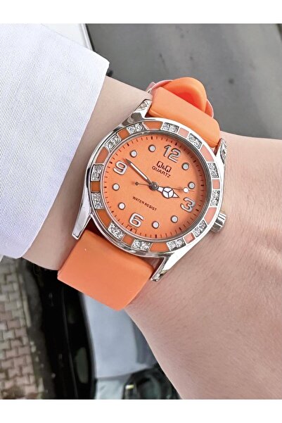 Ferrucci ساعة يد نسائية من البلاستيك المقاوم للماء من Q&Q