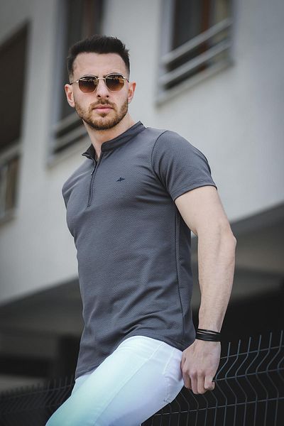 Oksit تي شيرت رجالي من Roderick ذو الياقة على شكل قرص العسل بنصف سحاب