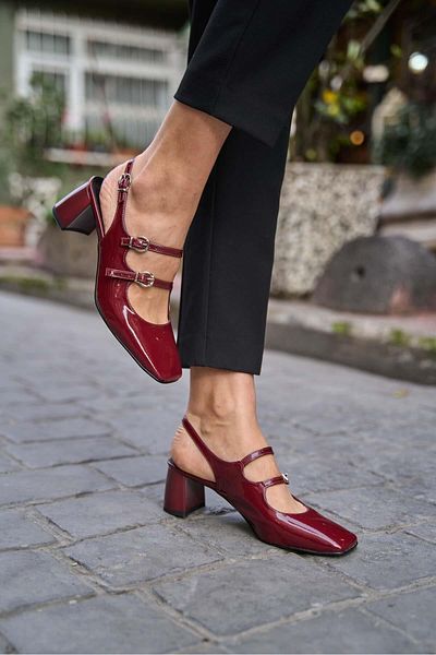 Madamra Damen-Schuhe aus Lackleder in Weinrot mit Banddetail und offenem Absatz