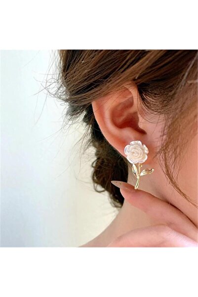 Pelin Aksesuar Beyaz Çiçekli Asimetrik Küpe