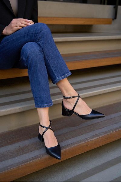 Madamra Schwarze Damen-Schuhe mit überkreuzten Riemen und Absatz