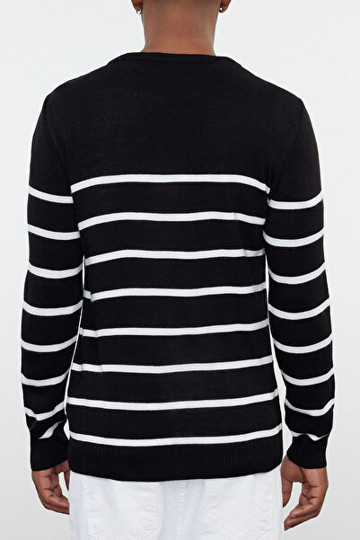 Edit by Trendyol Čierny úpletový sveter s dvojitým výstrihom a výstrihom - Tmnaw25Kz00033