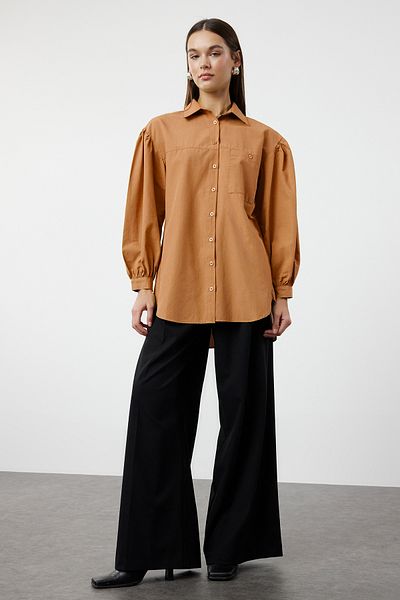 Trendyol Modest Dunkelbeige Basic-Webhemd mit Ballonärmeln und langer Taschendetail auf der Rückseite TCTSS21GO0976