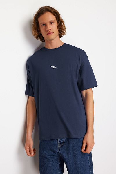 Trendyol Collection Indigoblaues, übergroßes T-Shirt mit kurzen Ärmeln und Dinosaurier-Stickerei - TMNSS23TS00243