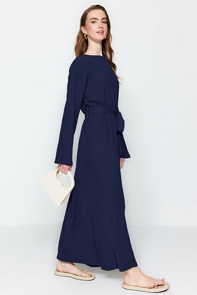 Trendyol Modest Marineblaues, gewebtes Crinkle-Kleid mit Gürtel TCTSS23EB00043