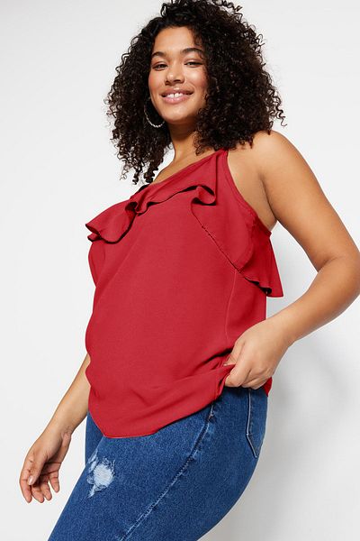 Trendyol Curve Rote, gewebte Bluse mit Volantkragen und verstellbaren Trägern in Übergröße TBBSS22AF0023