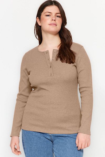 Trendyol Curve Nerzfarbene, einfarbige Basic-Strickbluse mit Rundhalsausschnitt TBBAW24AF00039