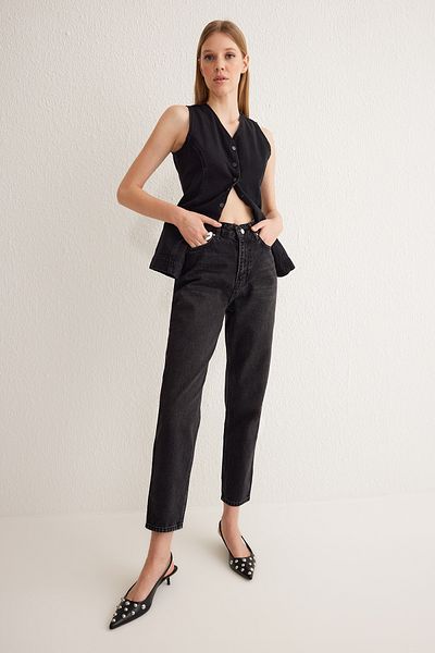 Trendyol Collection Schwarze Mom-Jeans mit hoher Taille TWOSS25JE00136