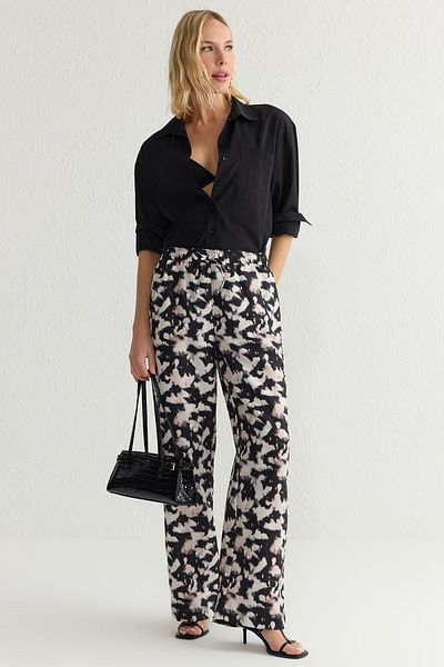 Trendyol Collection Schwarze Hose mit weitem Bein und Batikmuster – elastische Taille TWOSS25PL00005