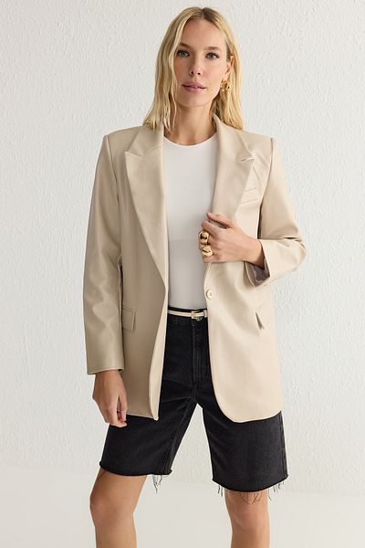 Trendyol Collection Cremefarbene, übergroße, gewebte Blazerjacke aus Kunstleder TWOSS23BC00049