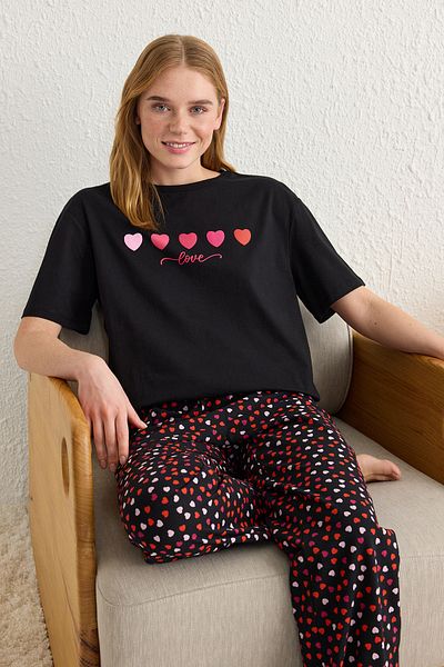 Trendyol Collection Set pijamale tricotate din jerseu cu inimă neagră THMSS25PT00167