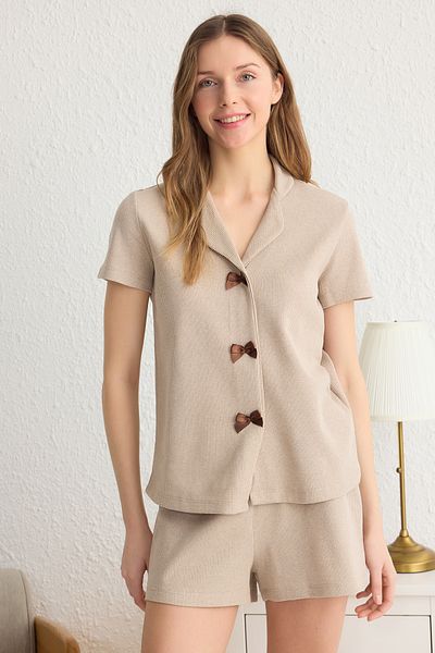 Trendyol Collection Beigefarbenes, gestricktes Pyjama-Set aus Waffelstoff mit Schleifendetail und Shorts THMSS25PT00014