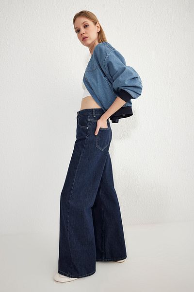 Trendyol Collection Dunkelblaue Jeans mit normaler Taille und weitem Bein TWOSS25JE00053