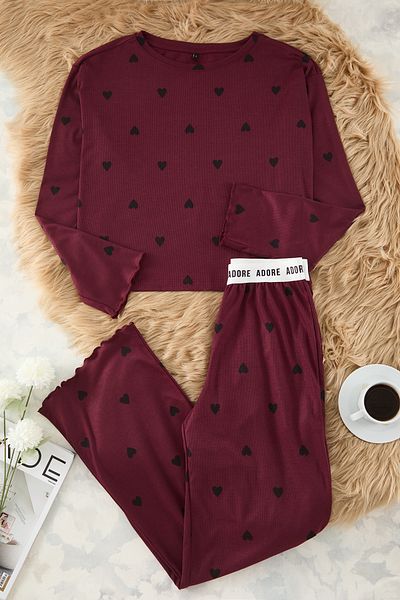 Trendyol Collection Elastisches Strick-Pyjama-Set mit herzförmigem Slogan-Print in Burgunderrot THMAW25PT00045