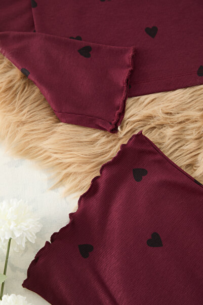 Trendyol Collection Elastisches Strick-Pyjama-Set mit herzförmigem Slogan-Print in Burgunderrot THMAW25PT00045