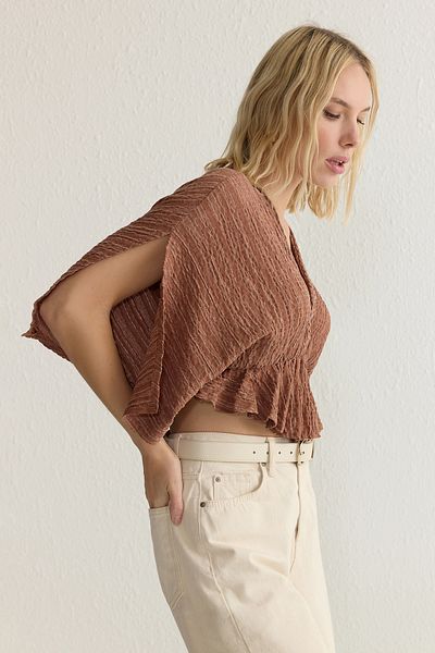 Trendyol Collection Braune gewebte Stoffbluse mit Volants TWOSS24BZ00480