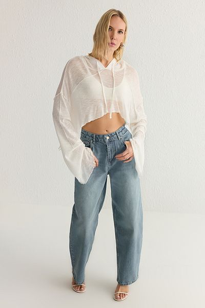 Trendyol Collection Ecru-Strickbluse mit Kapuze – spanische Ärmel, bequeme Passform TWOAW25SW00316