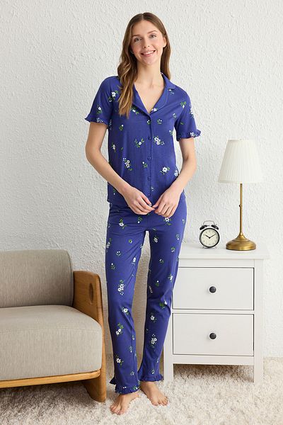 Trendyol Collection Σετ πιτζάμες από 100% βαμβακερό Navy Blue Floral Print - Λεπτομέρεια βολάν THMSS24PT00227