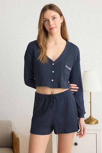 Trendyol Collection Set de pijamale tricotate cu nervuri brodate cu slogan indigo THMAW22PT0229