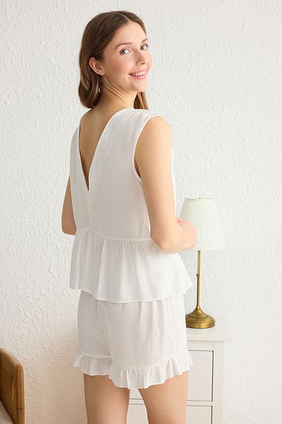 Trendyol Collection Ecrufarbenes, gewebtes Pyjama-Set mit Rüschen und Viskose-Shorts mit Bindedetail THMSS25PT00057