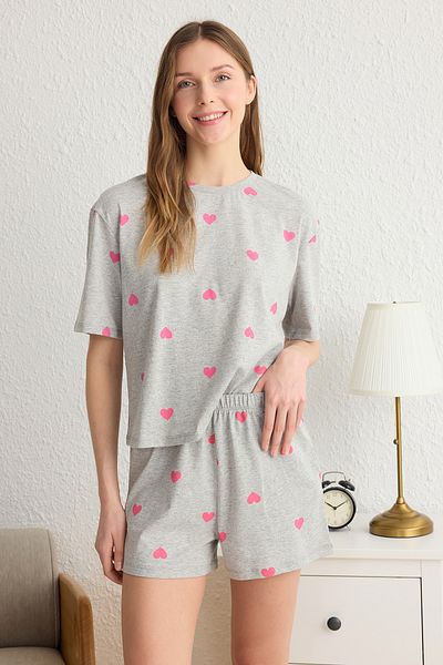 Trendyol Collection Graues gestricktes Pyjama-Set aus 100 % Baumwolle mit Herz-Shorts THMSS24PT00029