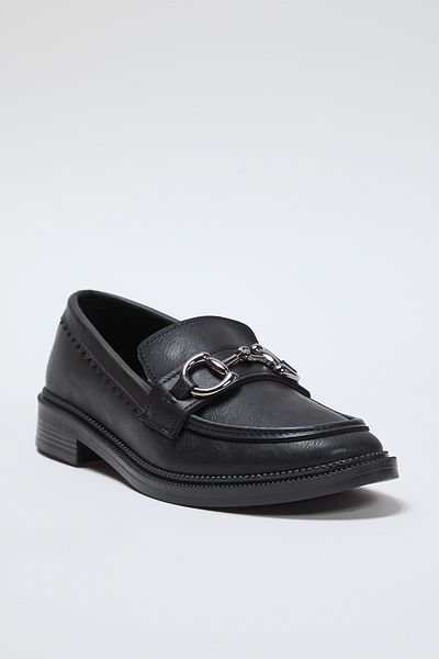 TRENDYOL SHOES Schwarze flache Damen-Loafer-Schuhe mit Schnallendetails TAKSS25LA00002