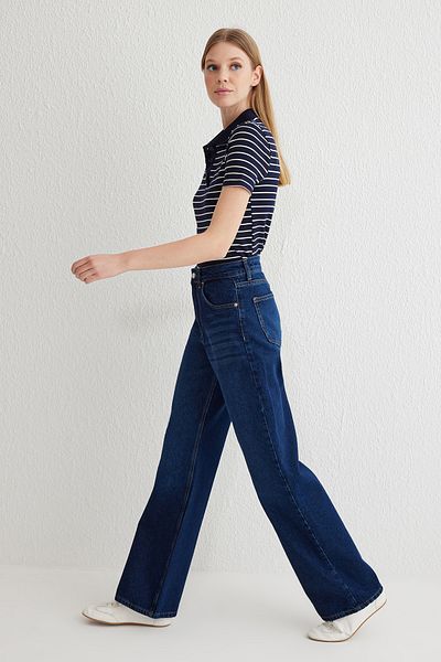 Trendyol Collection Sötétkék, magas derekú, széles lábú farmernadrág TWOSS25JE00117