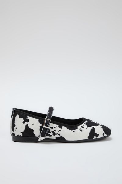 TRENDYOL SHOES Dámske balerínky so vzorom čiernej kravy Mary Jane Takss25Be00010