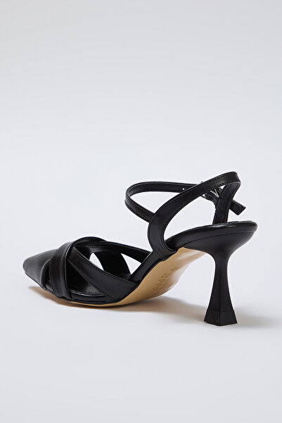 TRENDYOL SHOES Dámské klasické boty na podpatku černé špičaté tenké podpatky Takss25To00029