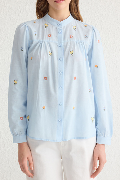 Trendyol Collection Kék virágos hímzésű szőtt ing TWOSS23GO00152