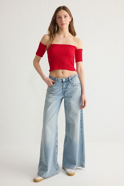 Trendyol Collection Rote, gespleißte/körperbetonte, dehnbare Strickbluse mit Carmen-Ausschnitt und Crop-Gipes TWOSS25BZ00173