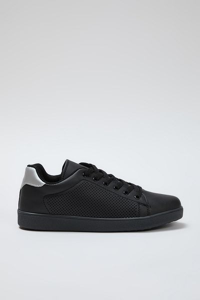 TRENDYOL SHOES Schwarze, detaillierte Schnür-Sportschuhe für Damen TAKSS25SN00000