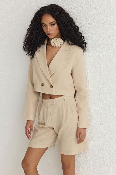 Trendyol Collection Beigefarbener Crop-Blazer – TWOSS25BC00011