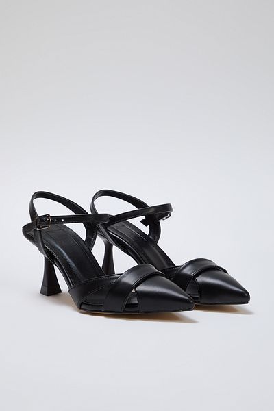 TRENDYOL SHOES Fekete hegyes orrú vékony sarkú női klasszikus magas sarkú cipő TAKSS25TO00029