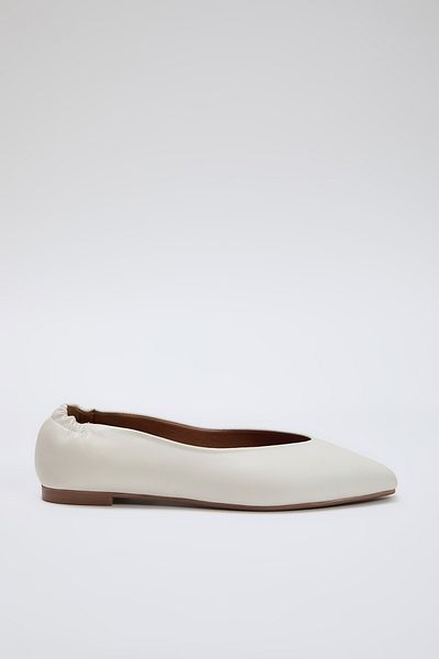 TRENDYOL SHOES Ecrufarbene Damen-Ballerinas aus echtem Leder mit spitzer Zehenpartie und Kordelzug hinten TAKSS25BE00019