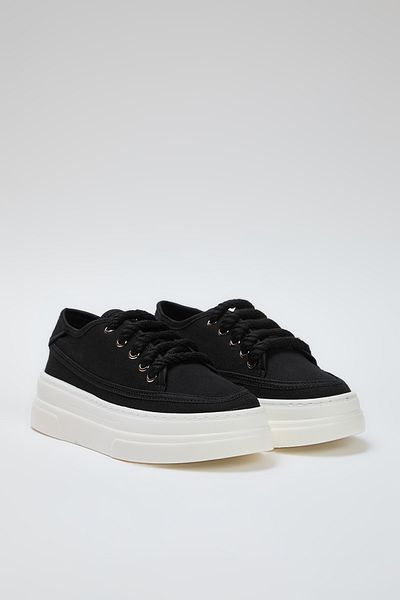 TRENDYOL SHOES Schwarze Canvas-Schnürschuhe mit hoher Sohle für Damen TAKSS25SN00010