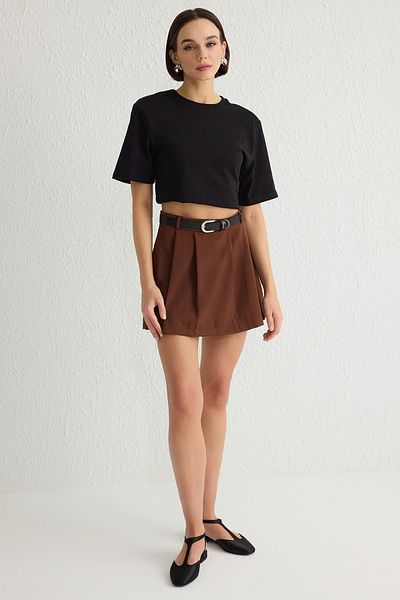 Trendyol Collection Μίνι υφαντό σορτς με σκούρο καφέ ζώνη TWOSS24SR00050
