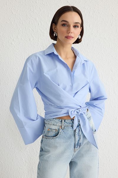 Trendyol Collection Hellblaues, normales, gewebtes Hemd mit Bindedetail TWOAW25GO00067