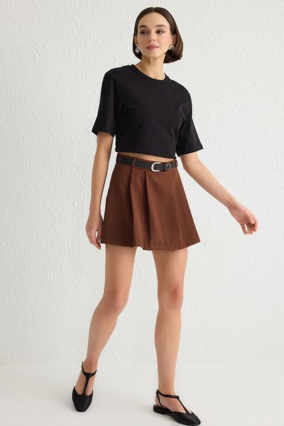 Trendyol Collection Μίνι υφαντό σορτς με σκούρο καφέ ζώνη TWOSS24SR00050