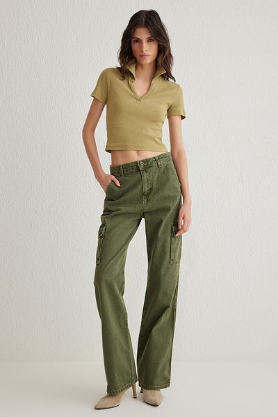 Trendyol Collection Khakifarbene Cargotaschen-Jeans mit hoher Taille und weitem Bein TWOSS25JE00009
